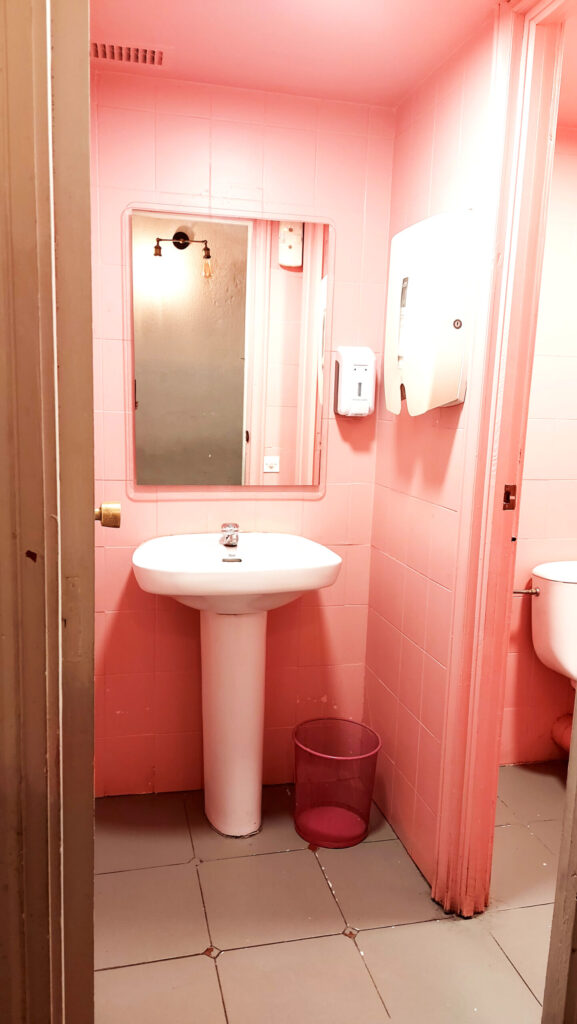 Baño femenino.zona lavabo