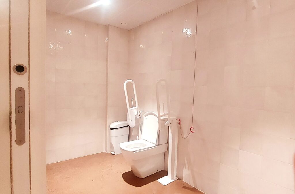 Baño accesible.Cabina inodoro