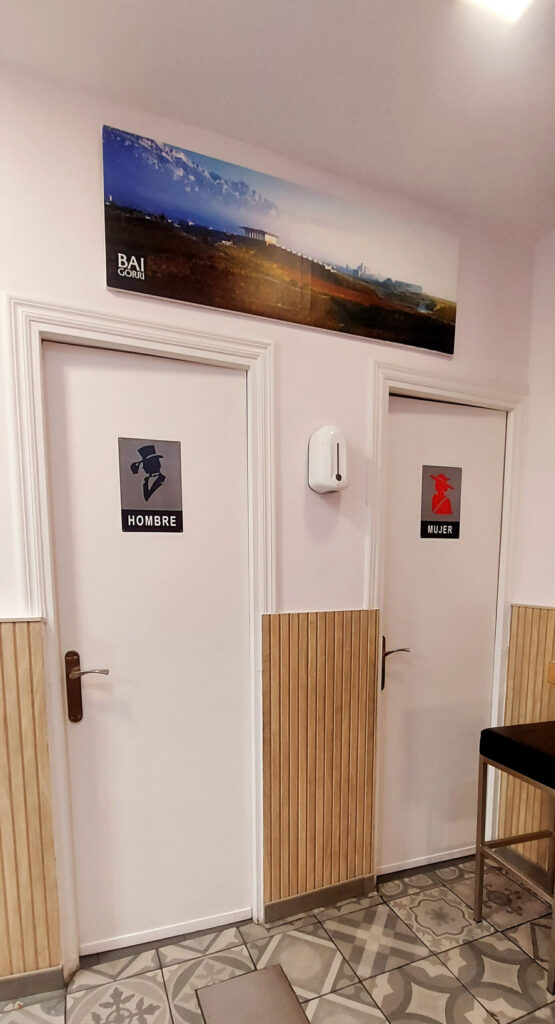 Acceso aseos