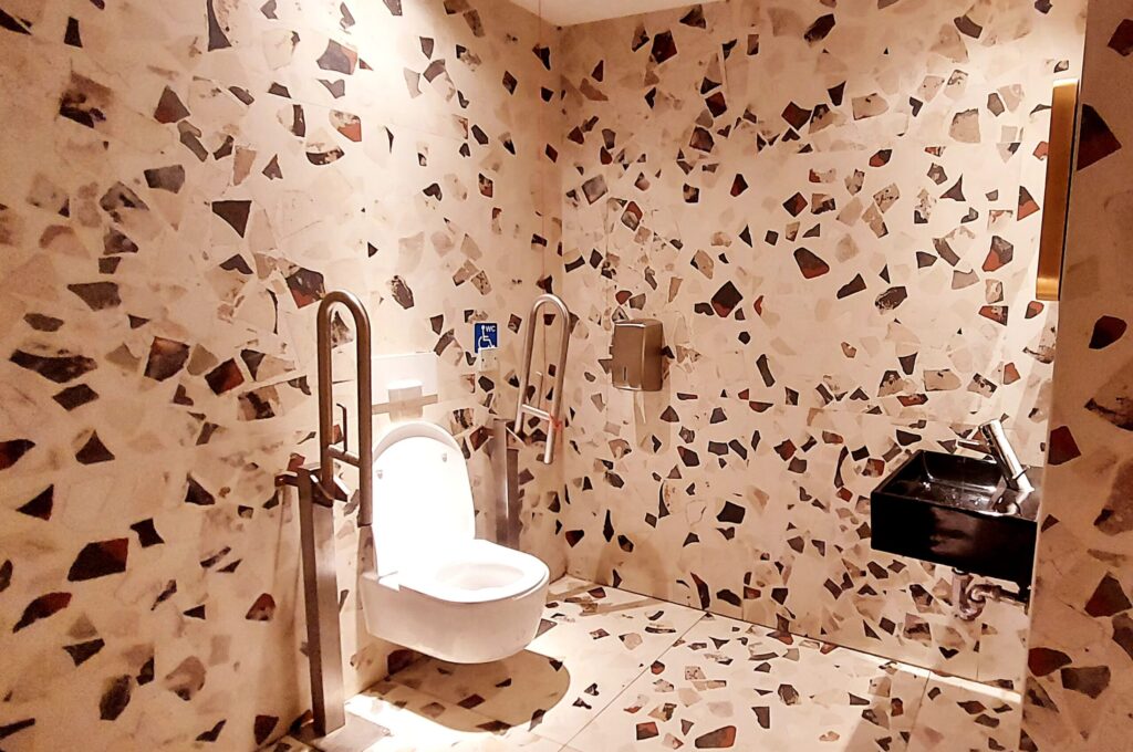 Aseo adaptado.Cabina de inodoro