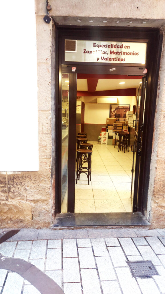 Entrada por Calle Laurel