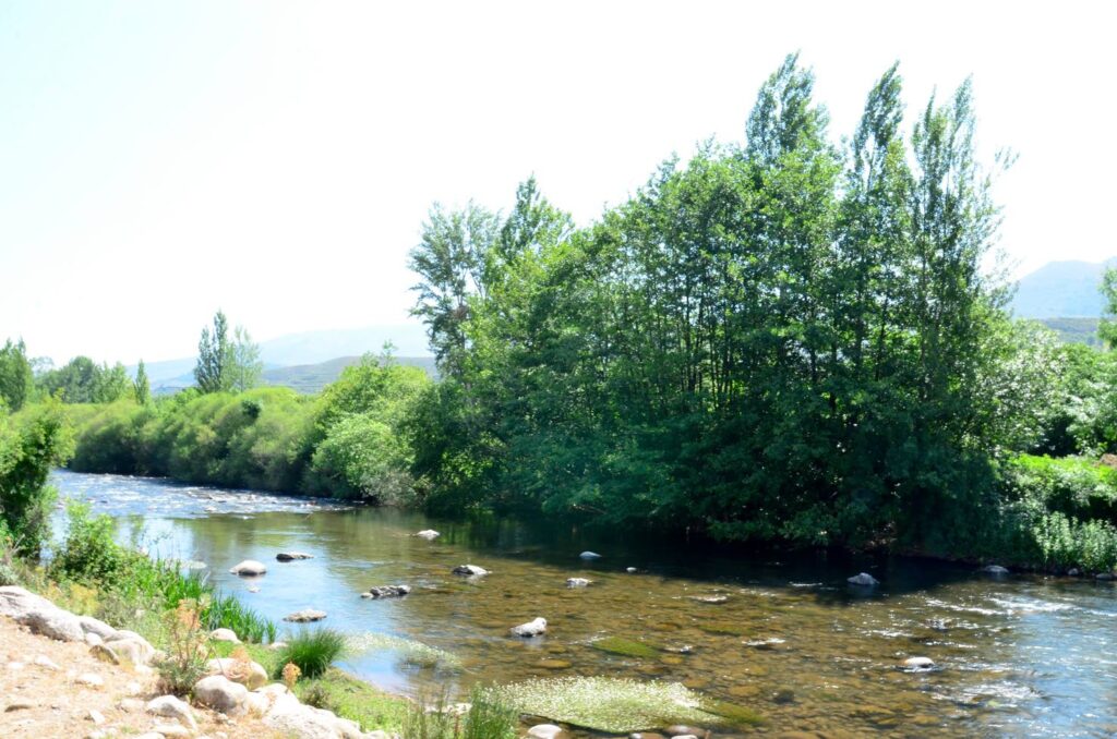 Vistas al rio iregua en sendero adyacente