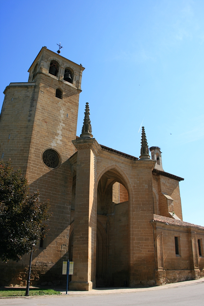 Vista exterior con torre