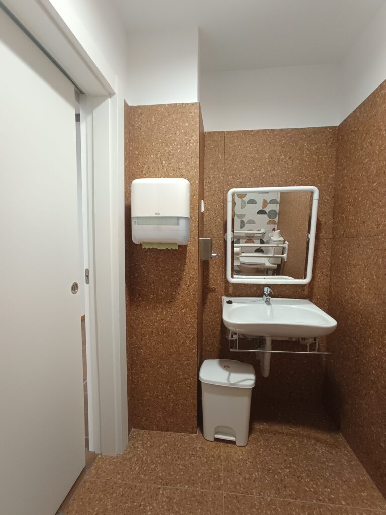 Aseo primera planta.Vista lavabo con espacio libre inferior