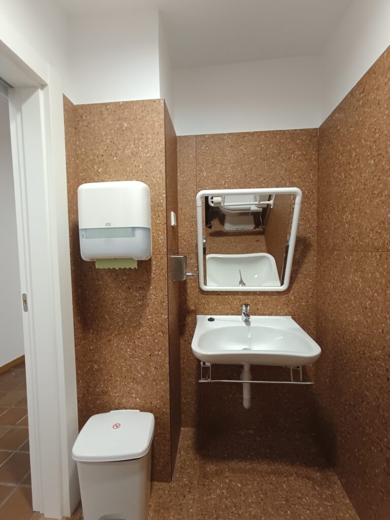 Aseo segunda planta.Lavabo con espacio libre inferior