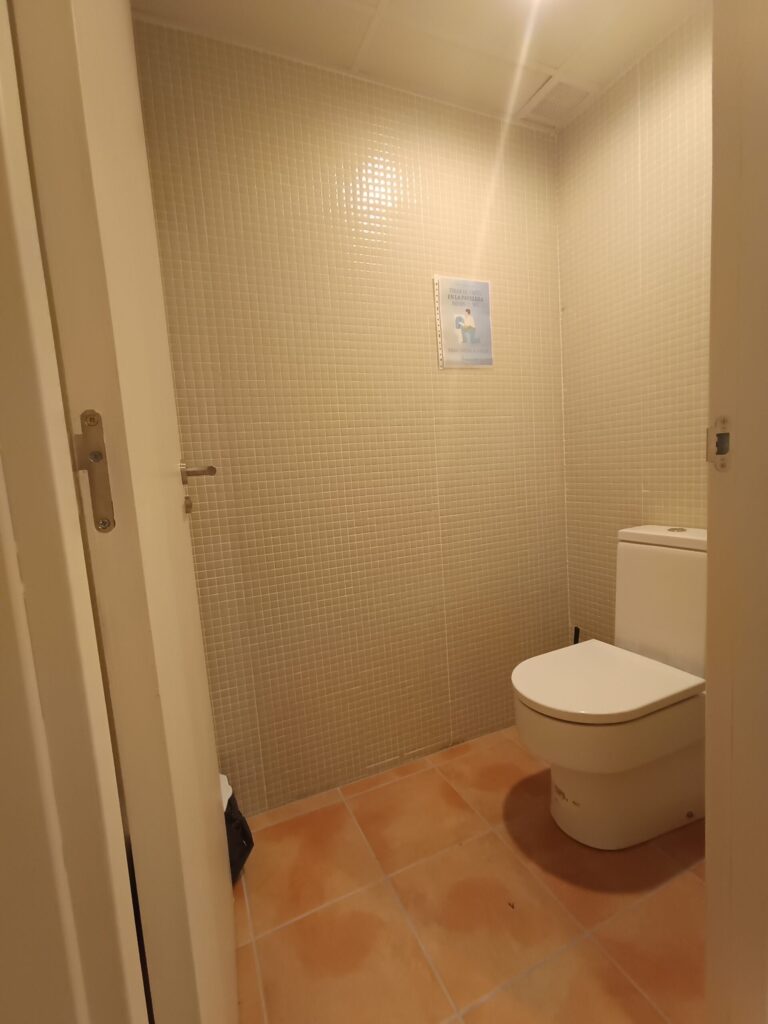 Cabina de inodoro