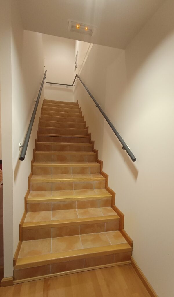 Tramo de escaleras para subir a planta primera