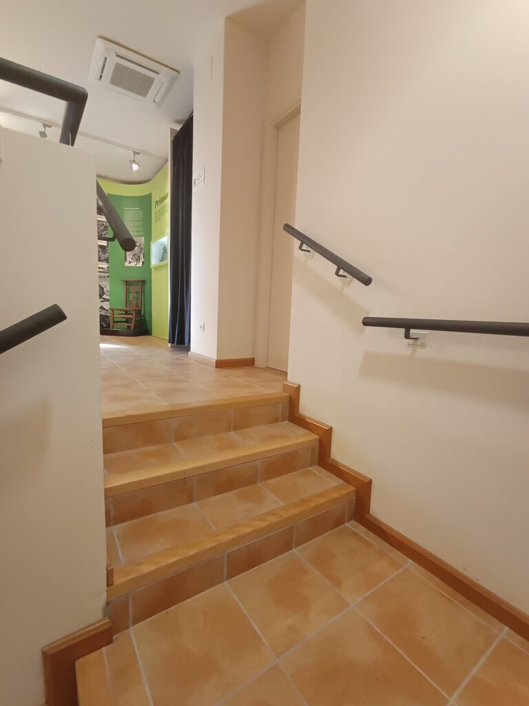 Descansillo y ultimo tramo de escalera para acceso a planta primera