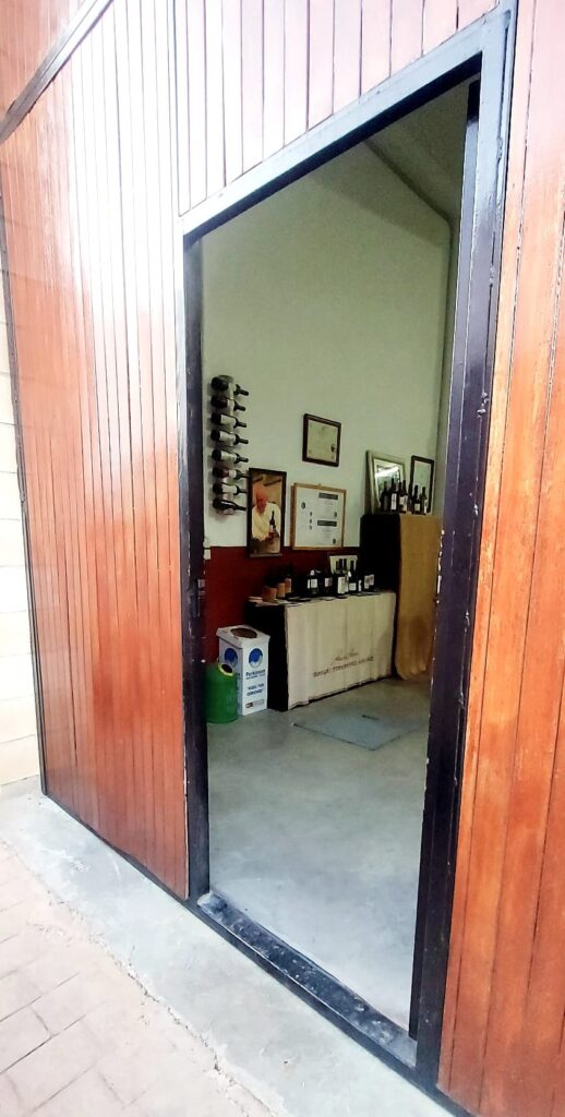 Acceso sala de embotellado y degustación de vinos