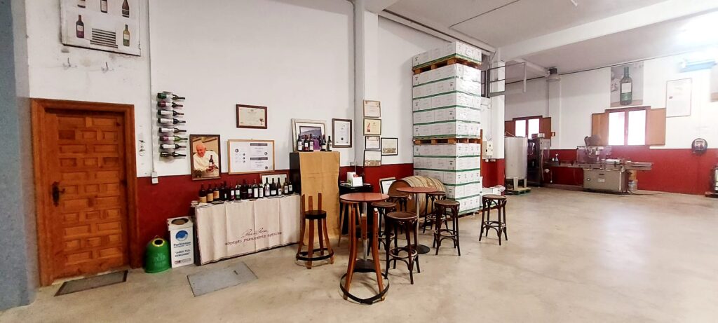 Sala de embotellado y degustación de vinos.
