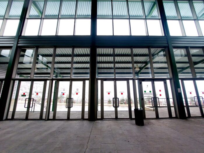 Puertas de acceso a la estación