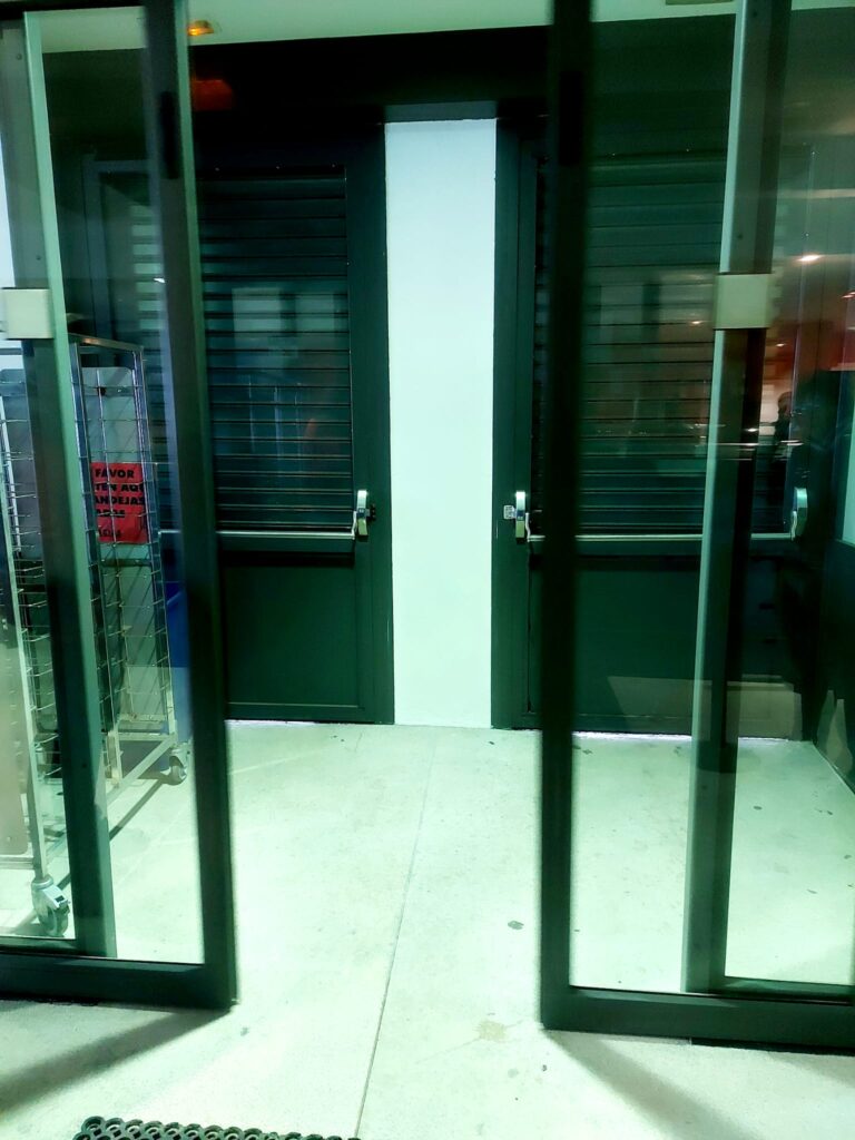Acceso a cafetería-restaurante