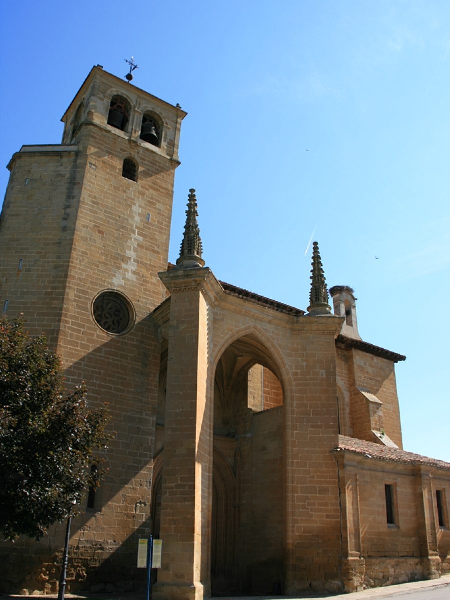 Vista exterior con torre