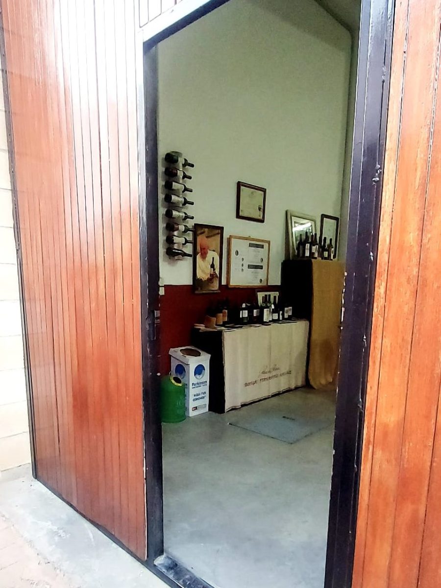 Acceso sala de embotellado y degustación de vinos